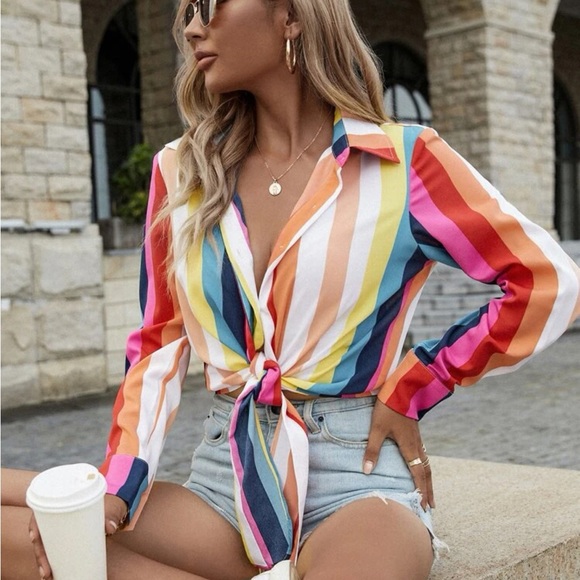 Striped Print Knot Hem Crop Shirt - Picture 3 of 4